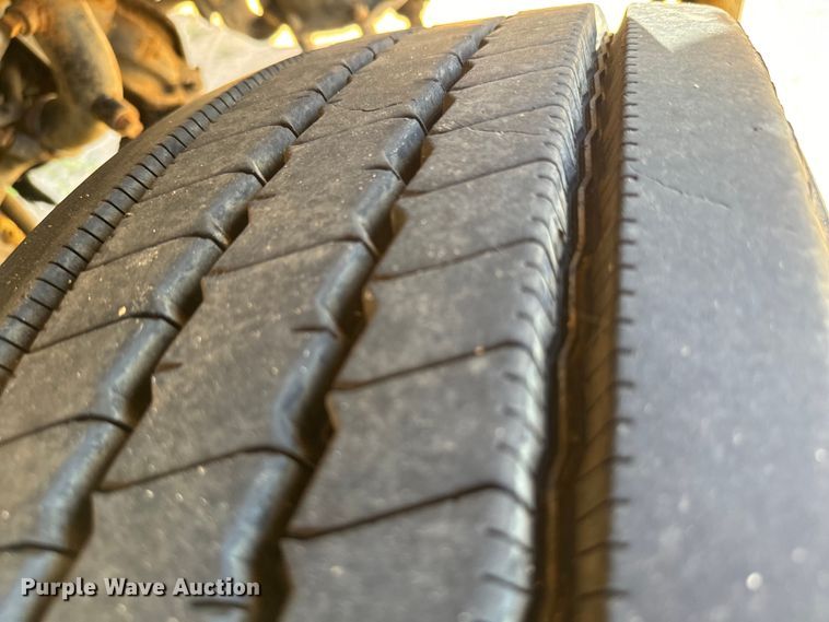 image for item NQ9732 1996 Freightliner  semi truck