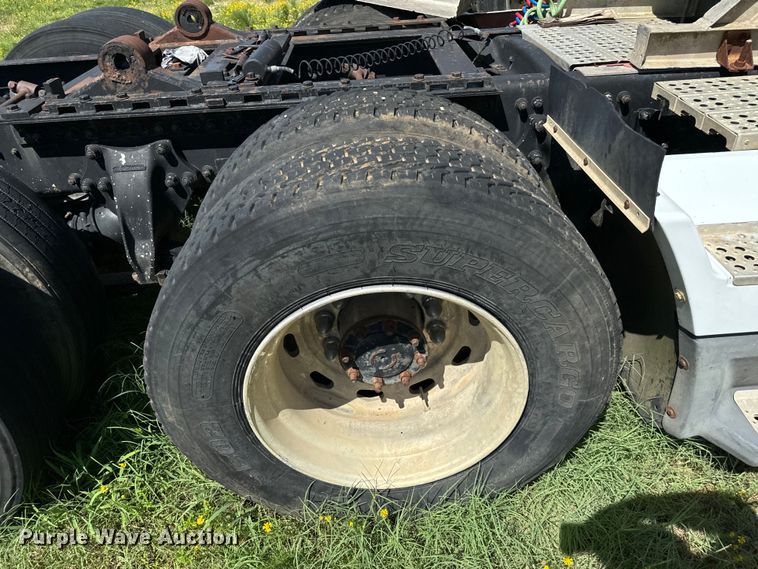 image for item NQ9732 1996 Freightliner  semi truck