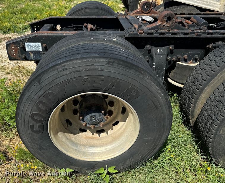 image for item NQ9732 1996 Freightliner  semi truck