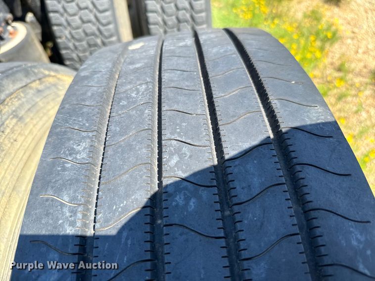 image for item NQ9732 1996 Freightliner  semi truck