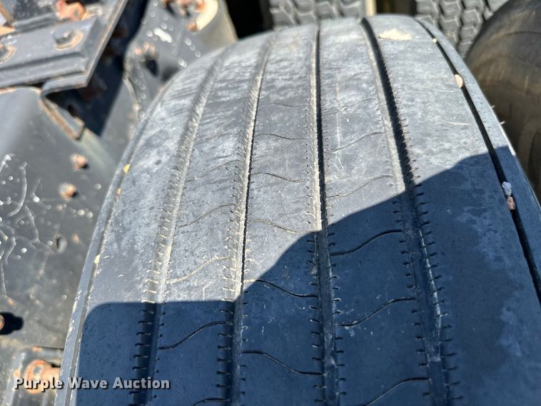 image for item NQ9732 1996 Freightliner  semi truck