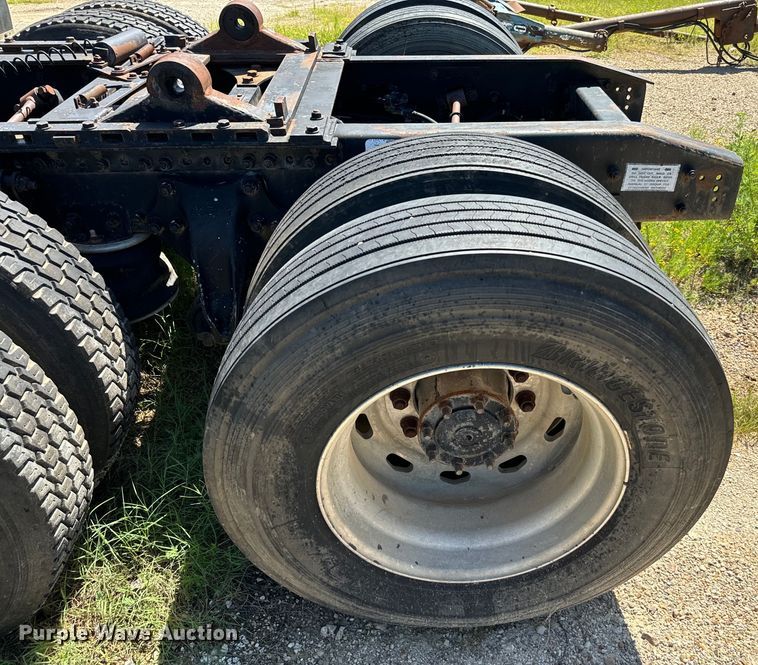 image for item NQ9732 1996 Freightliner  semi truck