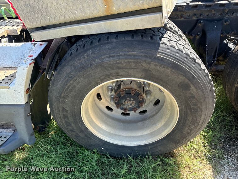 image for item NQ9732 1996 Freightliner  semi truck