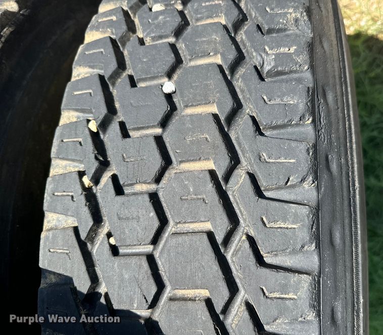 image for item NQ9732 1996 Freightliner  semi truck