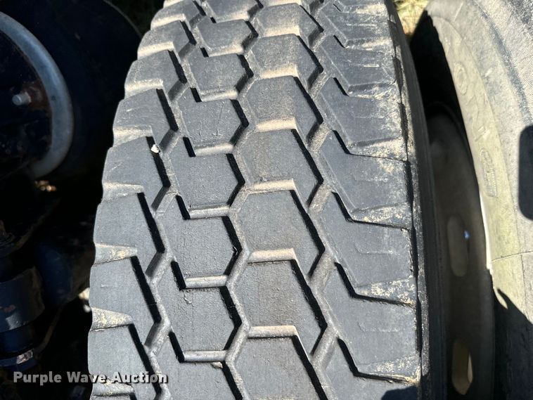 image for item NQ9732 1996 Freightliner  semi truck