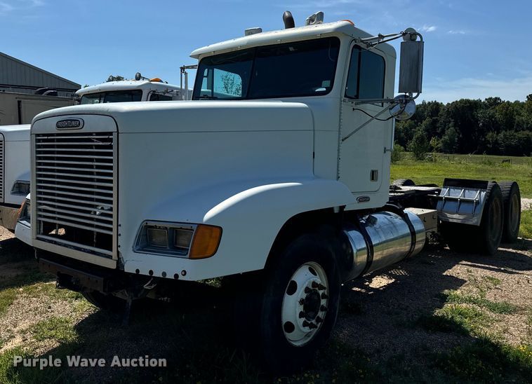 image for item NQ9733 2003 Freightliner  truck cab and chassis