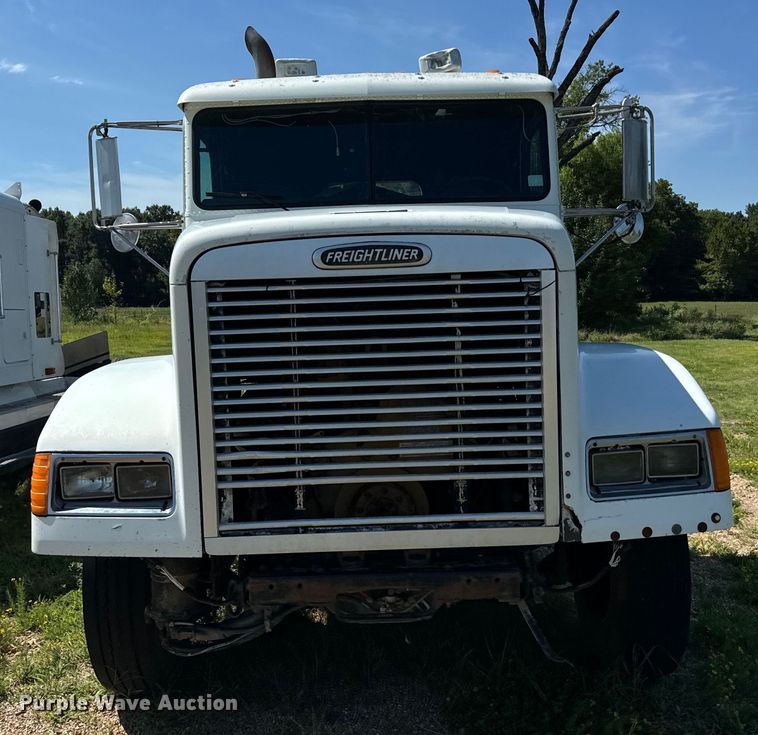 image for item NQ9733 2003 Freightliner  truck cab and chassis