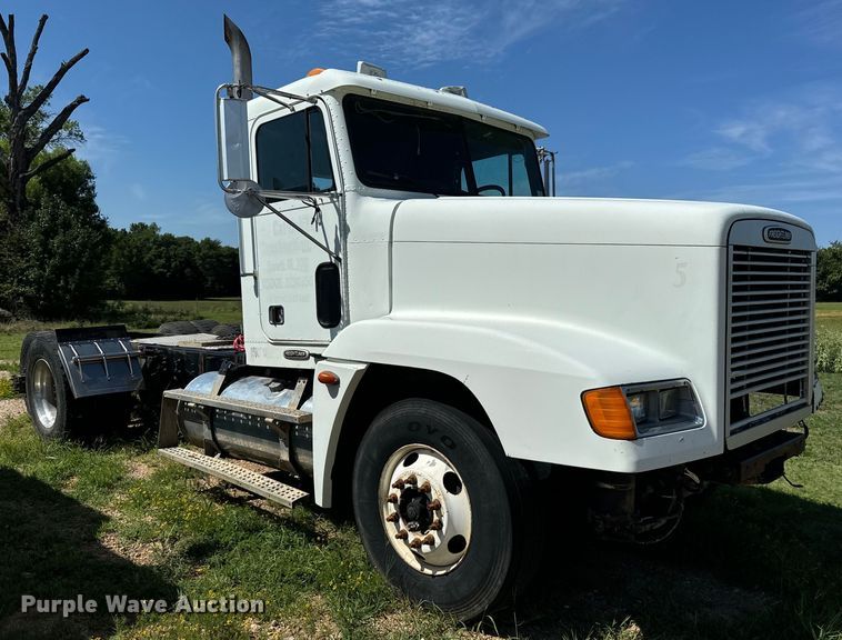 image for item NQ9733 2003 Freightliner  truck cab and chassis