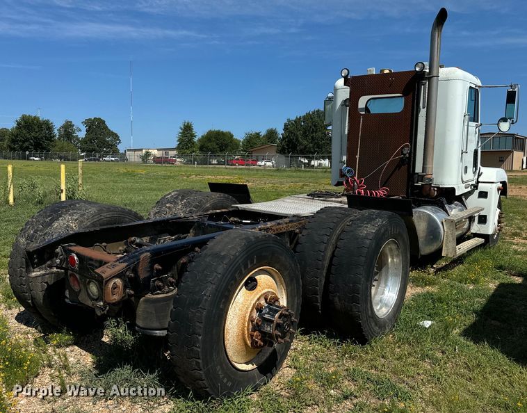 image for item NQ9733 2003 Freightliner  truck cab and chassis