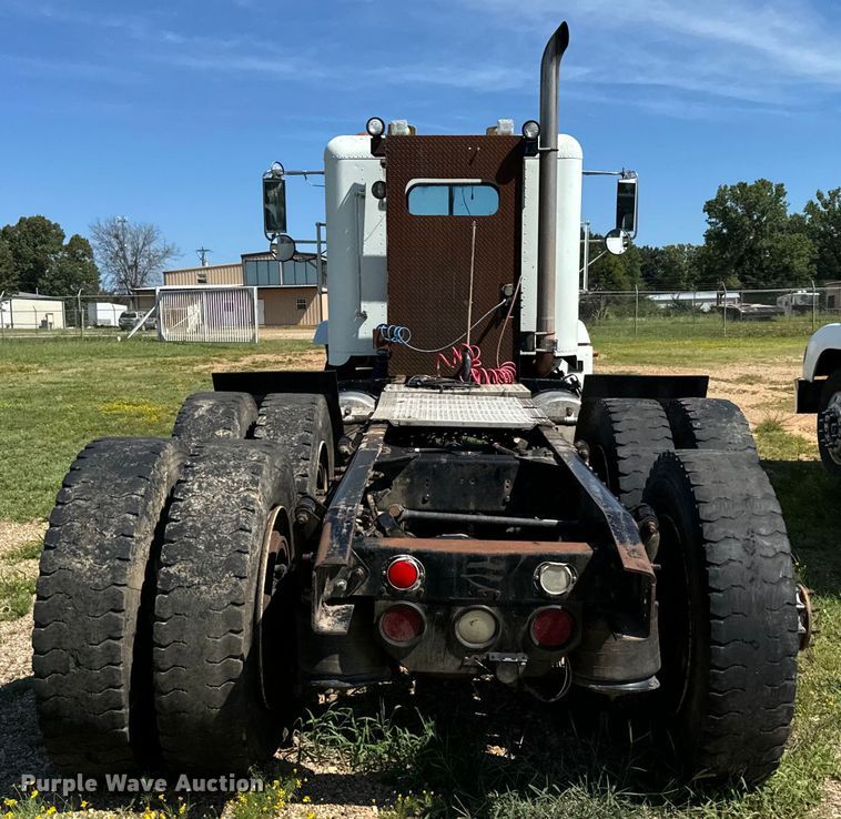 image for item NQ9733 2003 Freightliner  truck cab and chassis