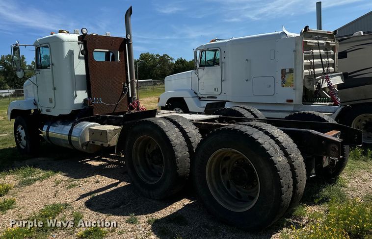 image for item NQ9733 2003 Freightliner  truck cab and chassis