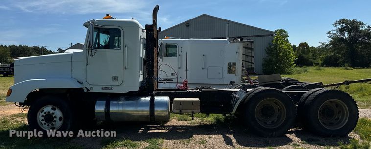 image for item NQ9733 2003 Freightliner  truck cab and chassis