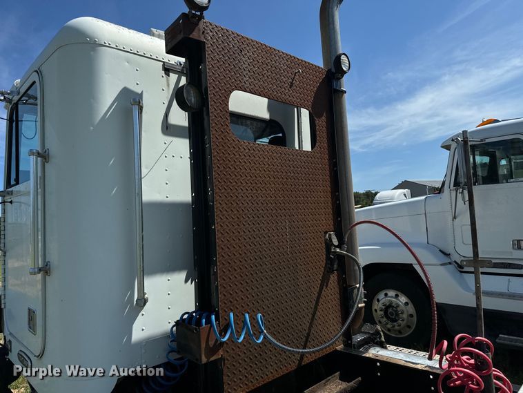 image for item NQ9733 2003 Freightliner  truck cab and chassis