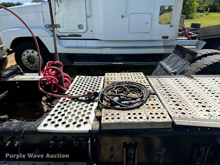 image for item NQ9733 2003 Freightliner  truck cab and chassis