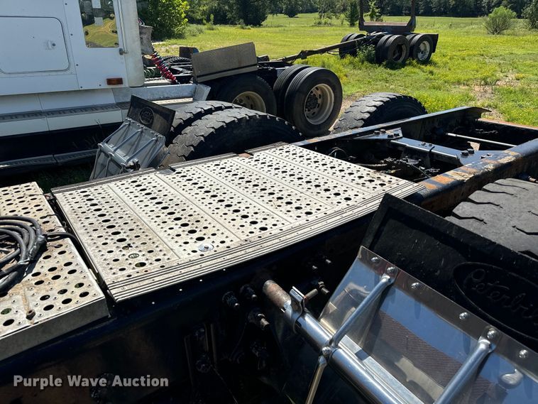 image for item NQ9733 2003 Freightliner  truck cab and chassis