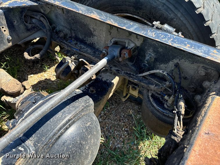 image for item NQ9733 2003 Freightliner  truck cab and chassis