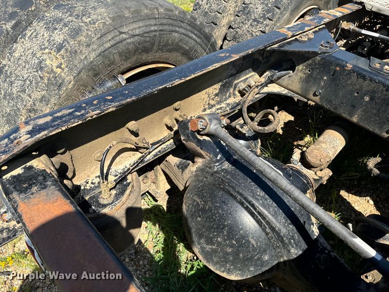 image for item NQ9733 2003 Freightliner  truck cab and chassis