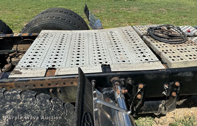 image for item NQ9733 2003 Freightliner  truck cab and chassis