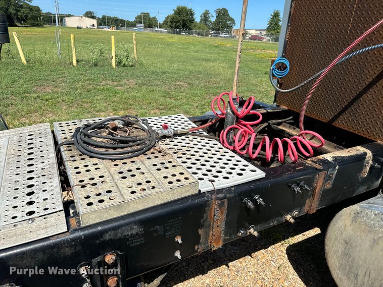 image for item NQ9733 2003 Freightliner  truck cab and chassis