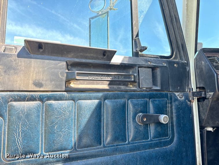 image for item NQ9733 2003 Freightliner  truck cab and chassis