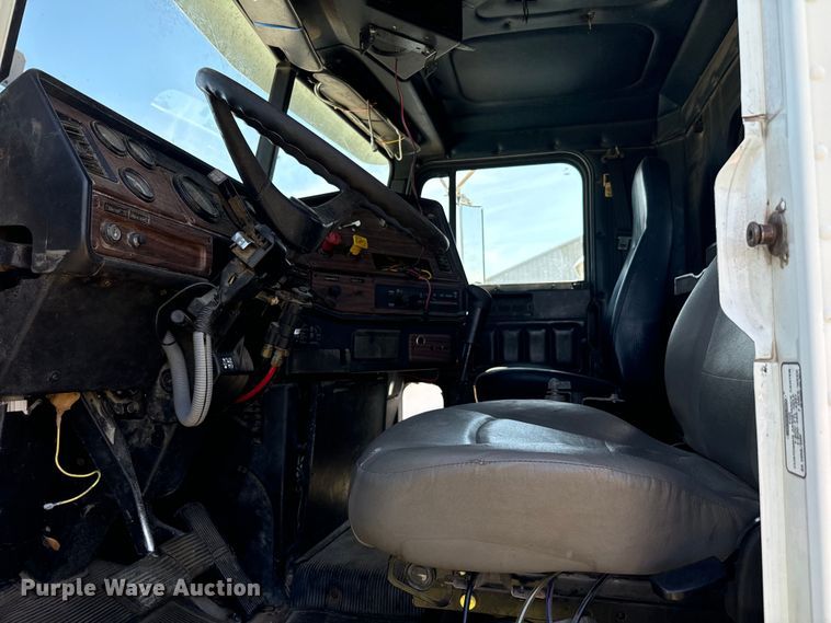 image for item NQ9733 2003 Freightliner  truck cab and chassis