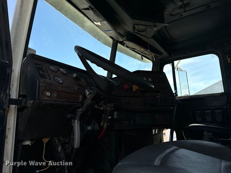 image for item NQ9733 2003 Freightliner  truck cab and chassis