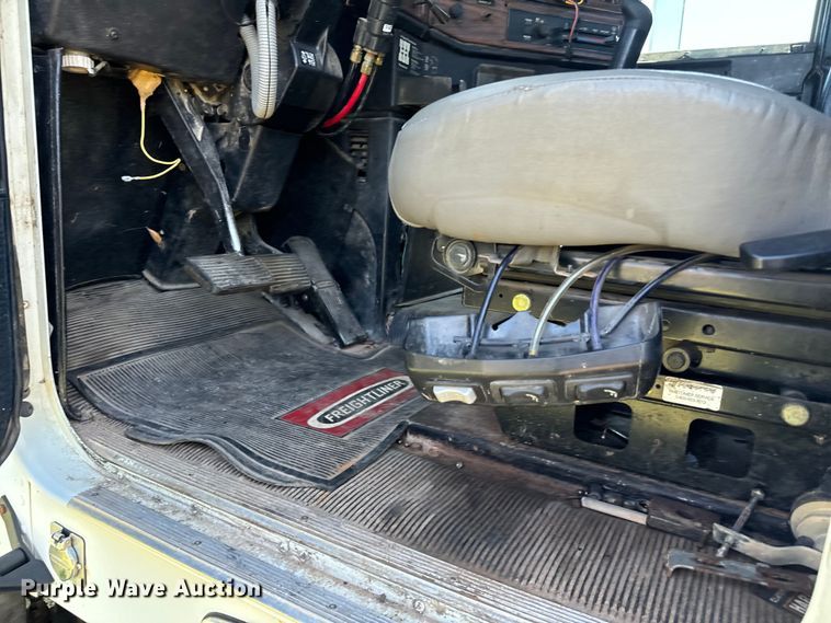 image for item NQ9733 2003 Freightliner  truck cab and chassis