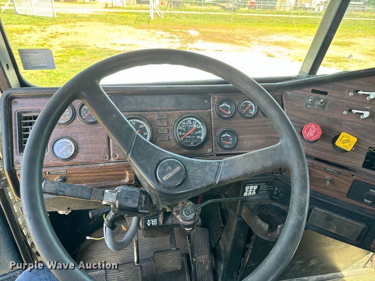 image for item NQ9733 2003 Freightliner  truck cab and chassis