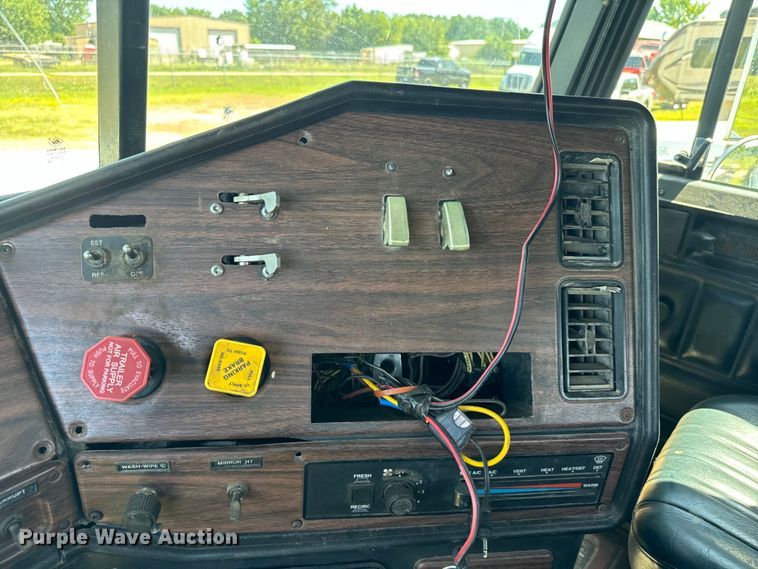 image for item NQ9733 2003 Freightliner  truck cab and chassis