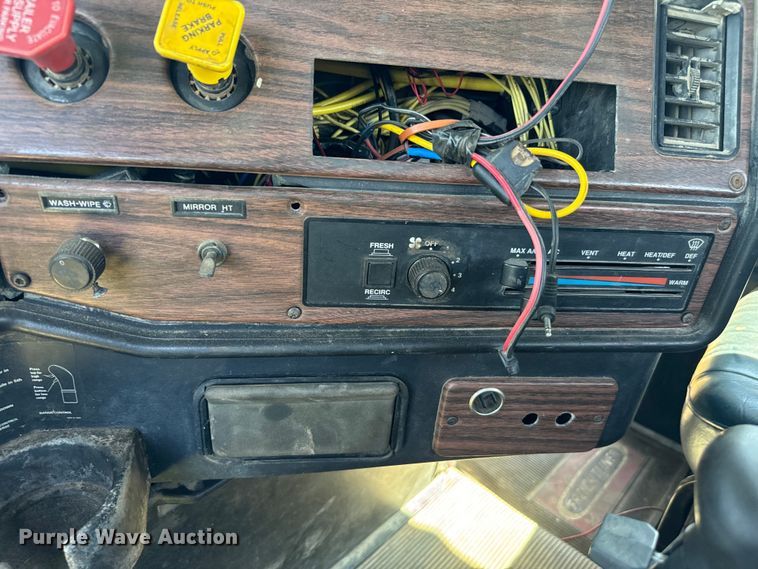 image for item NQ9733 2003 Freightliner  truck cab and chassis