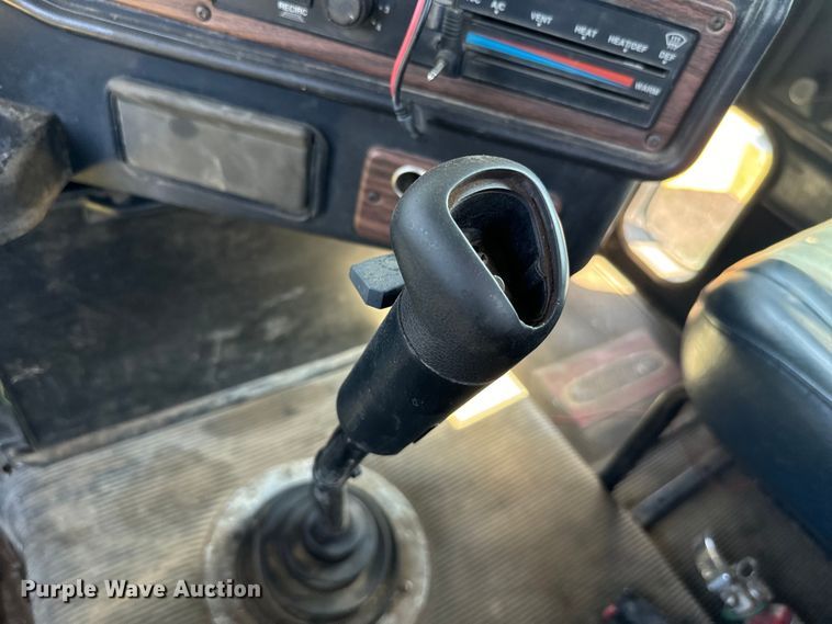 image for item NQ9733 2003 Freightliner  truck cab and chassis