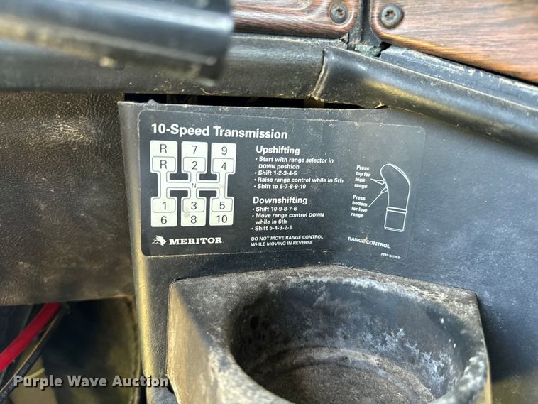 image for item NQ9733 2003 Freightliner  truck cab and chassis