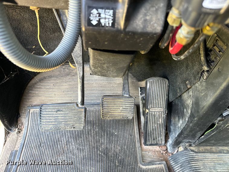 image for item NQ9733 2003 Freightliner  truck cab and chassis