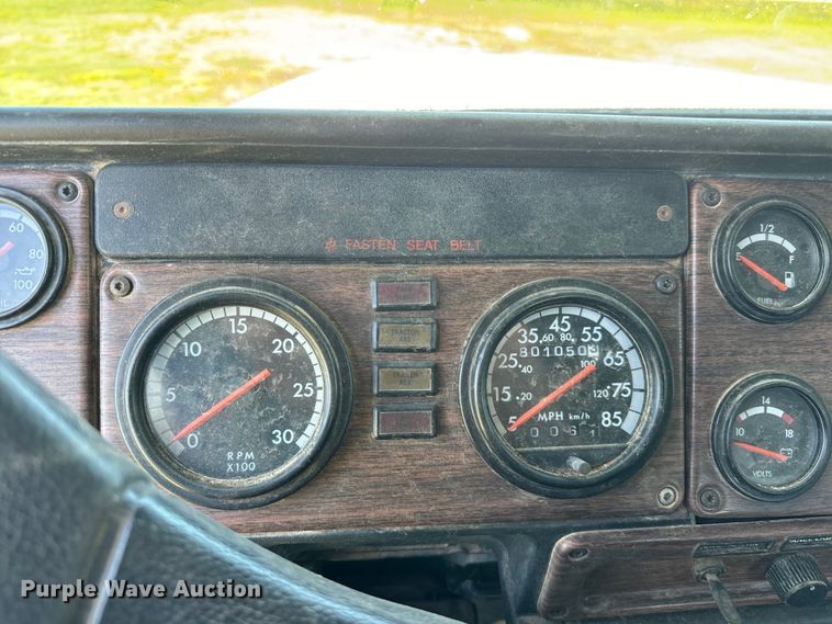 image for item NQ9733 2003 Freightliner  truck cab and chassis