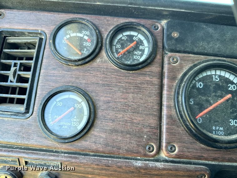 image for item NQ9733 2003 Freightliner  truck cab and chassis