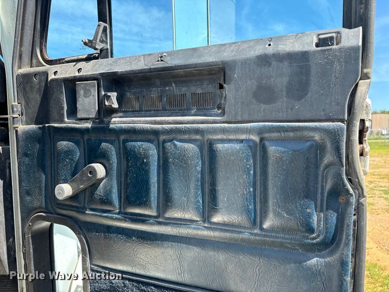 image for item NQ9733 2003 Freightliner  truck cab and chassis