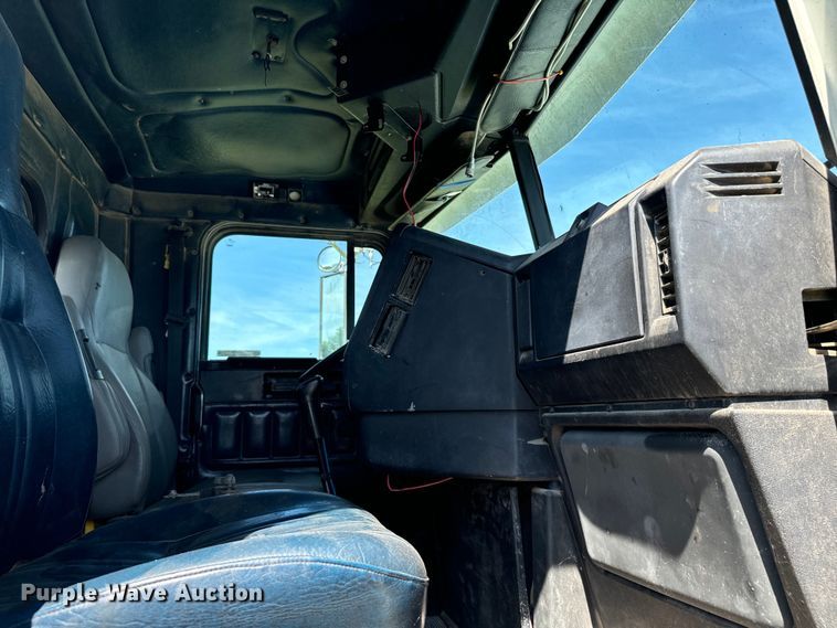 image for item NQ9733 2003 Freightliner  truck cab and chassis