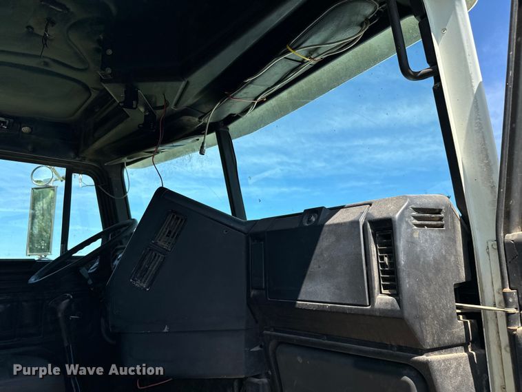 image for item NQ9733 2003 Freightliner  truck cab and chassis