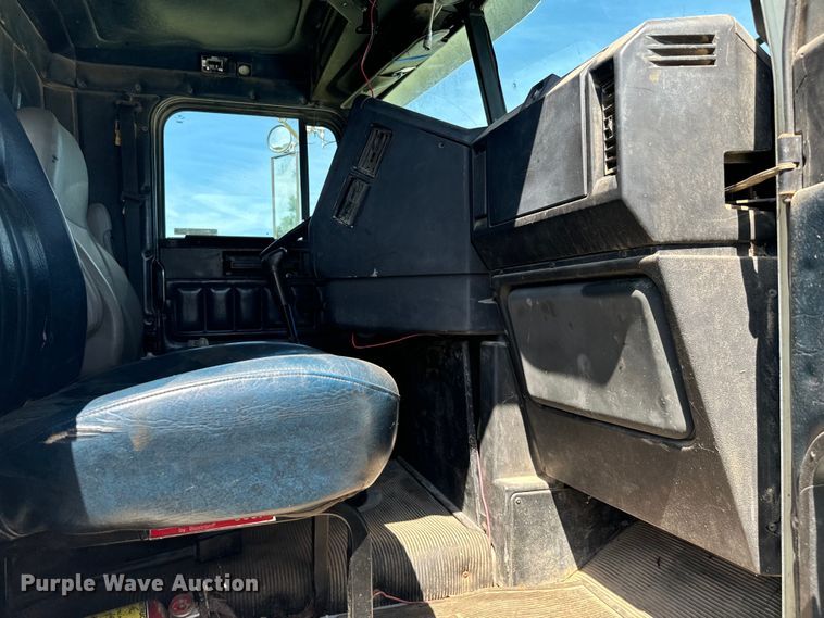 image for item NQ9733 2003 Freightliner  truck cab and chassis