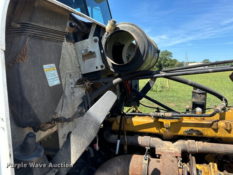 image for item NQ9733 2003 Freightliner  truck cab and chassis