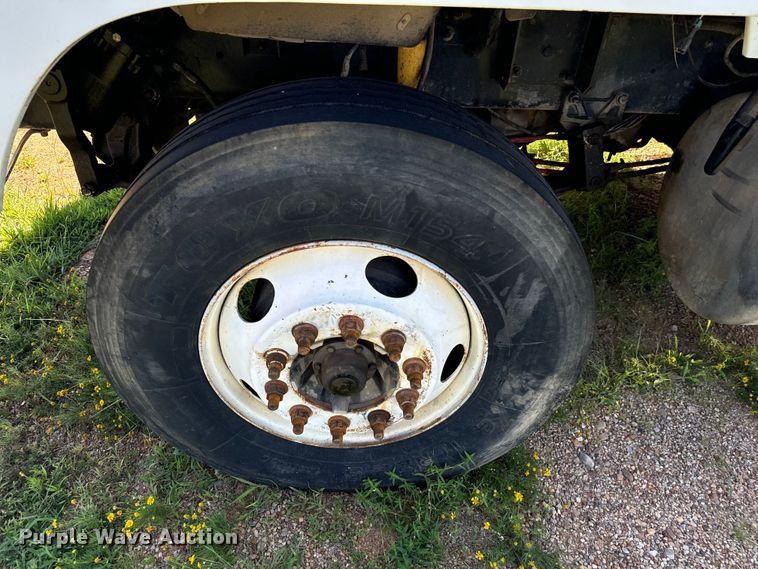 image for item NQ9733 2003 Freightliner  truck cab and chassis