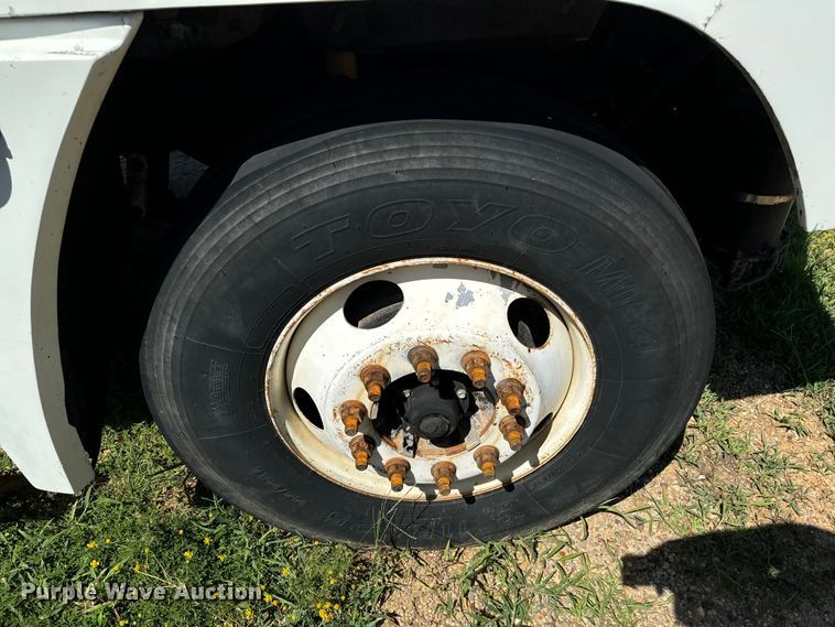 image for item NQ9733 2003 Freightliner  truck cab and chassis