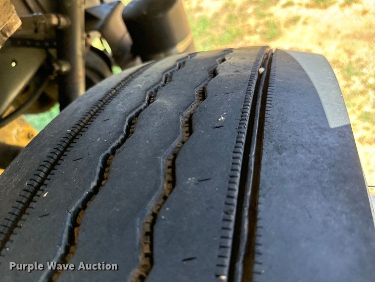 image for item NQ9733 2003 Freightliner  truck cab and chassis