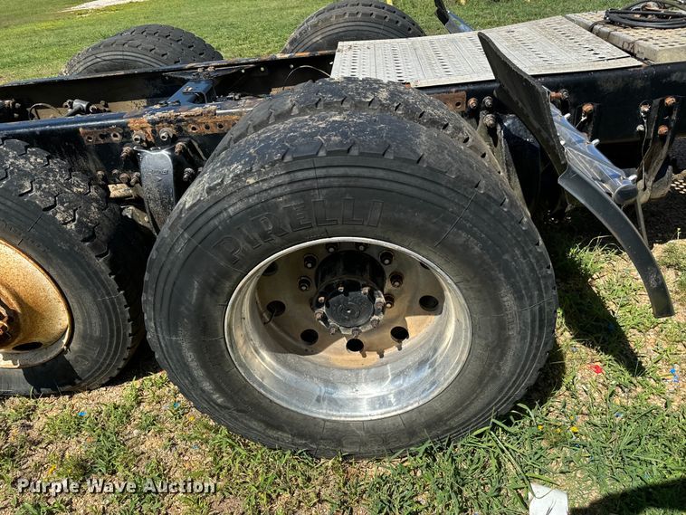 image for item NQ9733 2003 Freightliner  truck cab and chassis