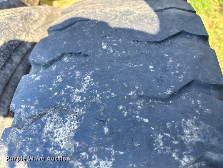 image for item NQ9733 2003 Freightliner  truck cab and chassis