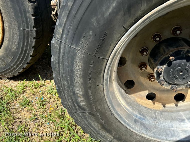 image for item NQ9733 2003 Freightliner  truck cab and chassis