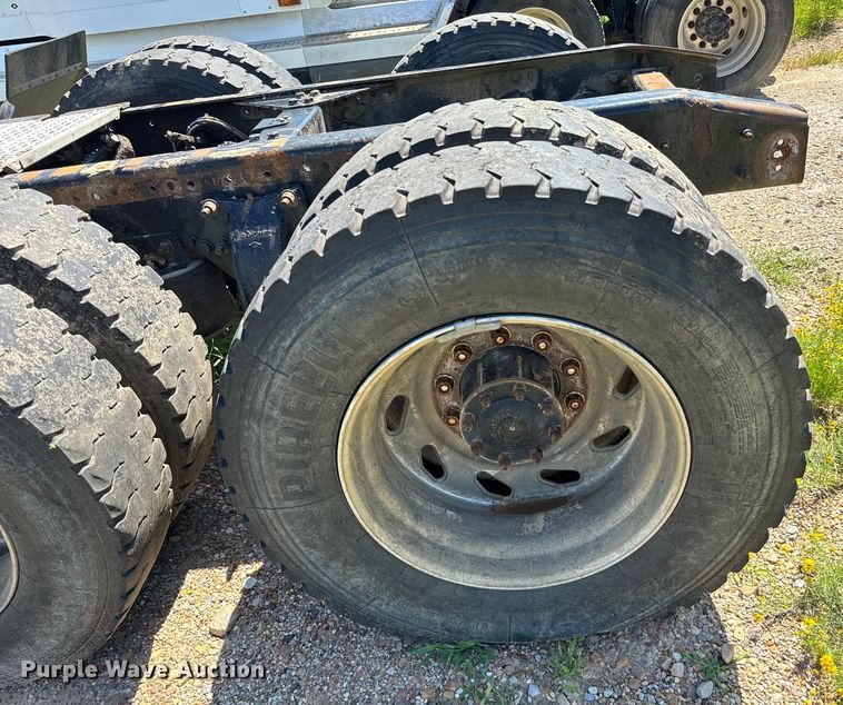 image for item NQ9733 2003 Freightliner  truck cab and chassis