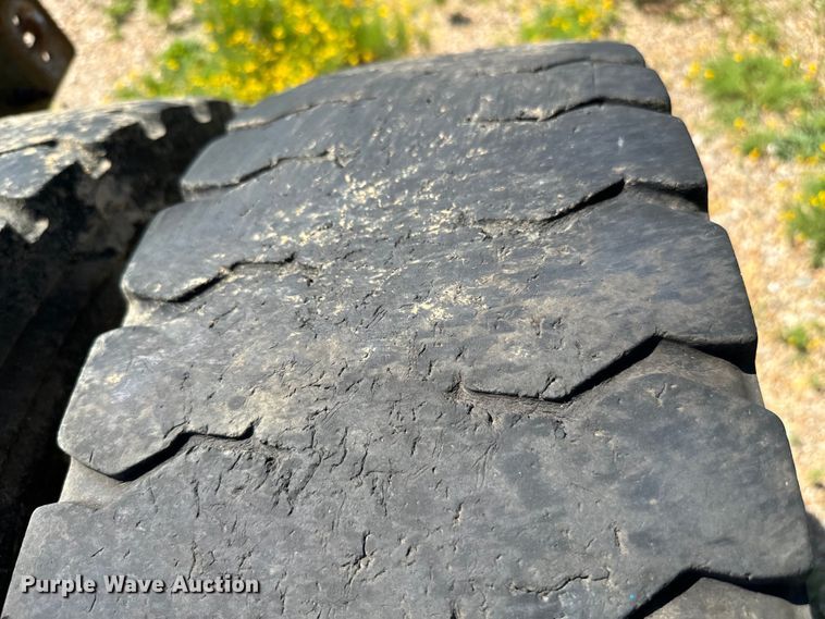 image for item NQ9733 2003 Freightliner  truck cab and chassis