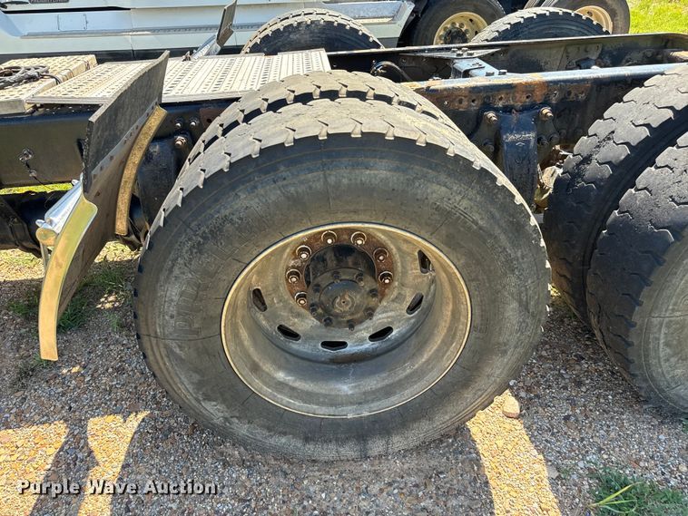 image for item NQ9733 2003 Freightliner  truck cab and chassis