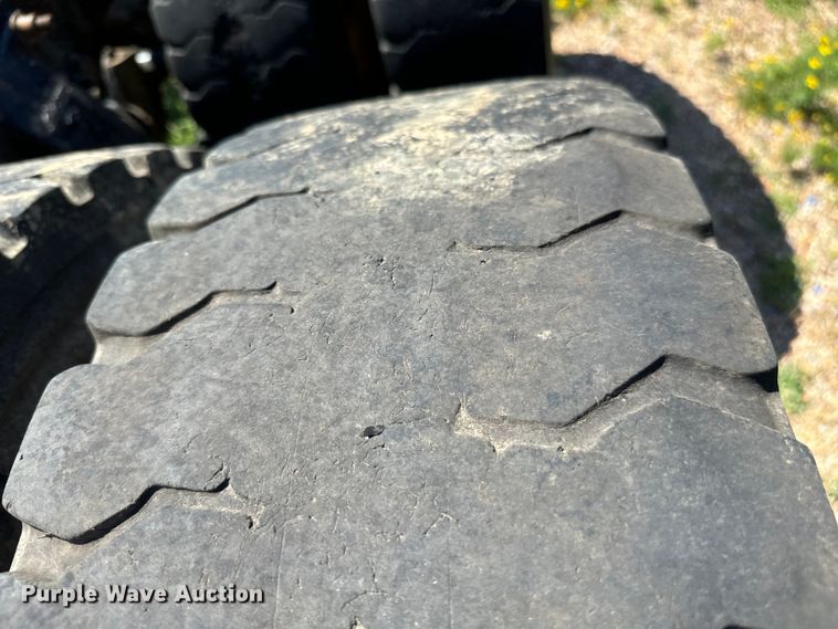 image for item NQ9733 2003 Freightliner  truck cab and chassis